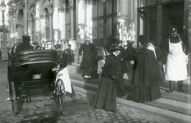 Portierit ja matkustajat Nikolauksen rautatieaseman ulkopuolella, Nevski Prospekt, Pietari, n. 1913